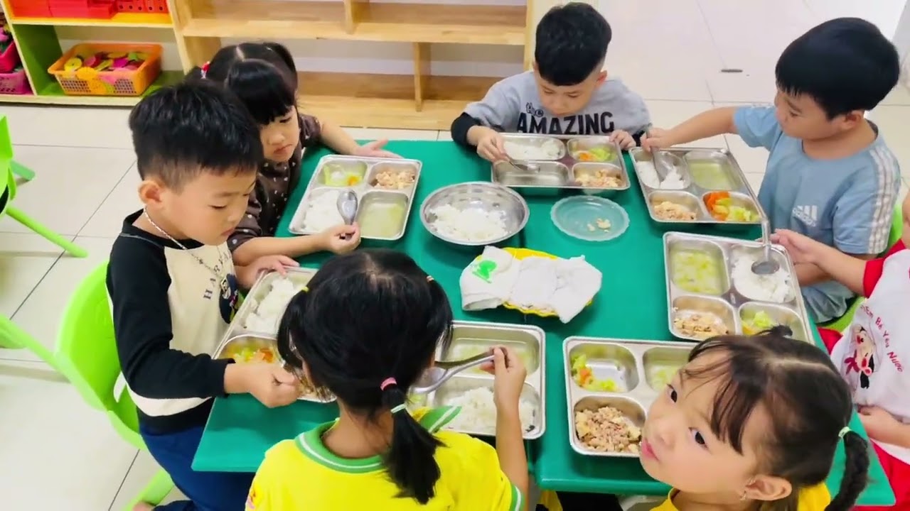 Ăn Trưa Tại Trường