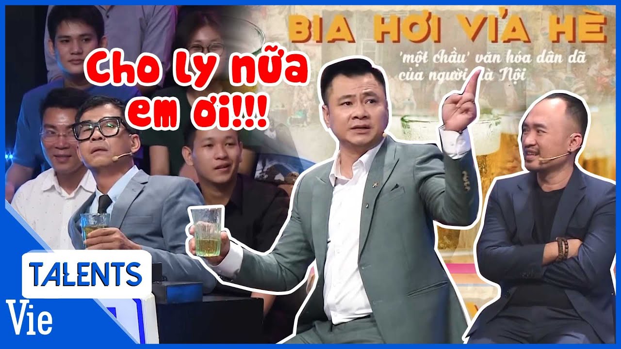 Anh em Ký Ức Vui Vẻ bàn luận sôi nổi những kỷ niệm về BIA HƠI VỈA HÈ, cụng ly ngay trên sân khấu