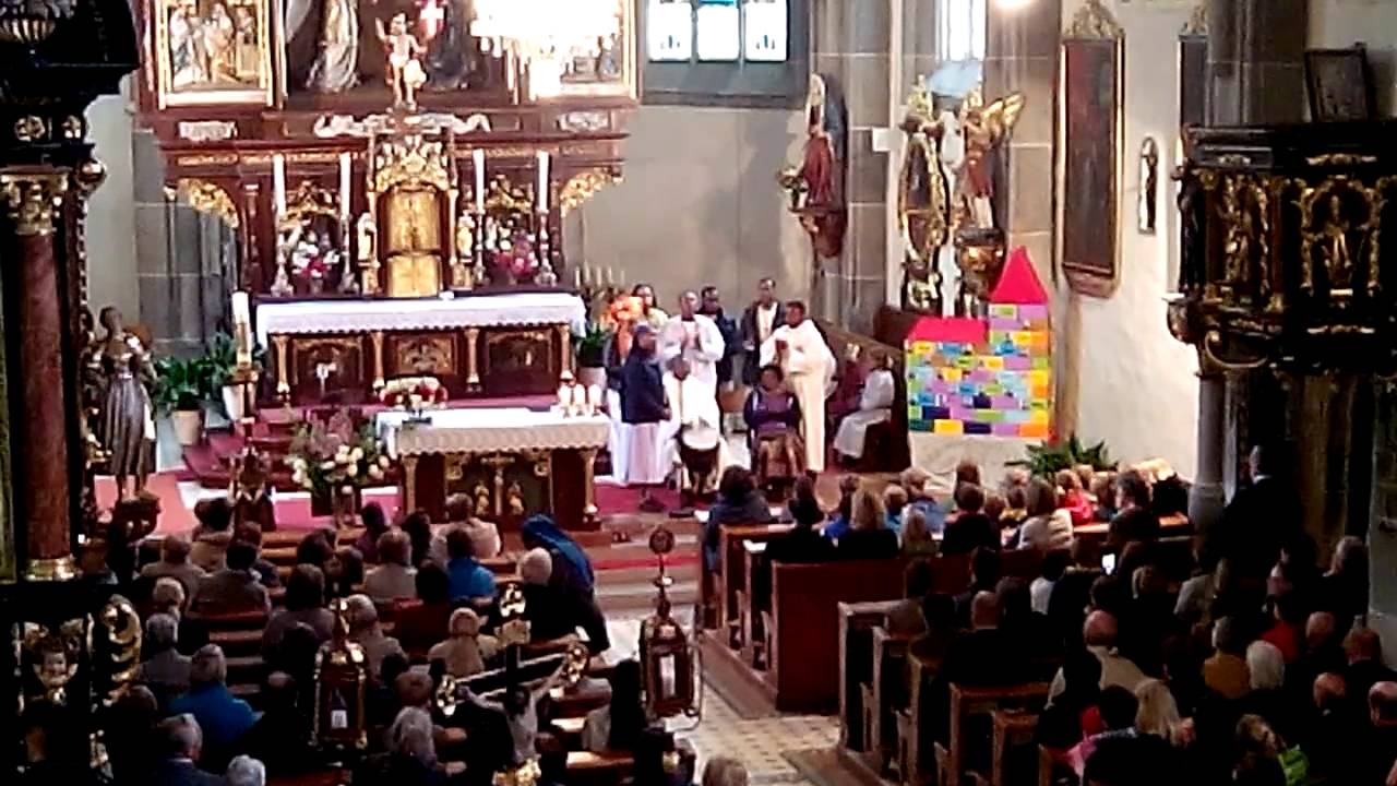 Pfarrer Moses mit afrikanischen Freunden