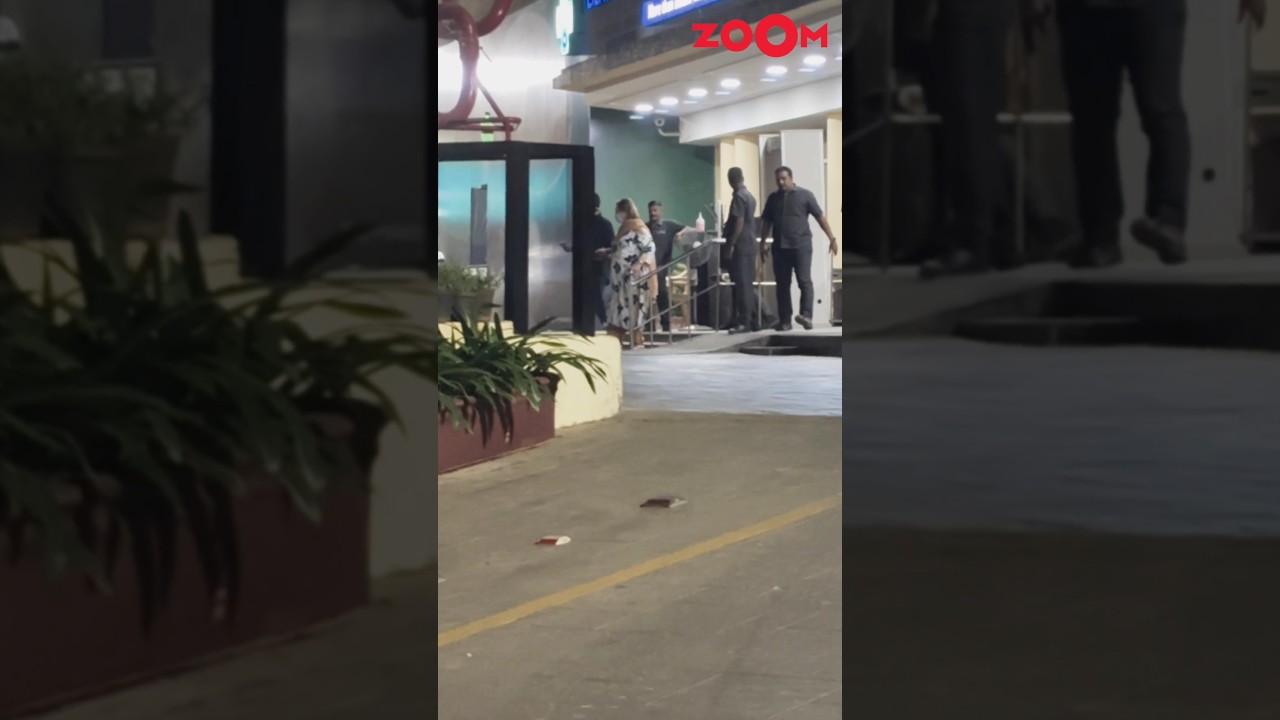 Salim Khan's wives Salma Khan & Helen LEAVE Lilavati hospital after meeting him #shorts #salimkhan