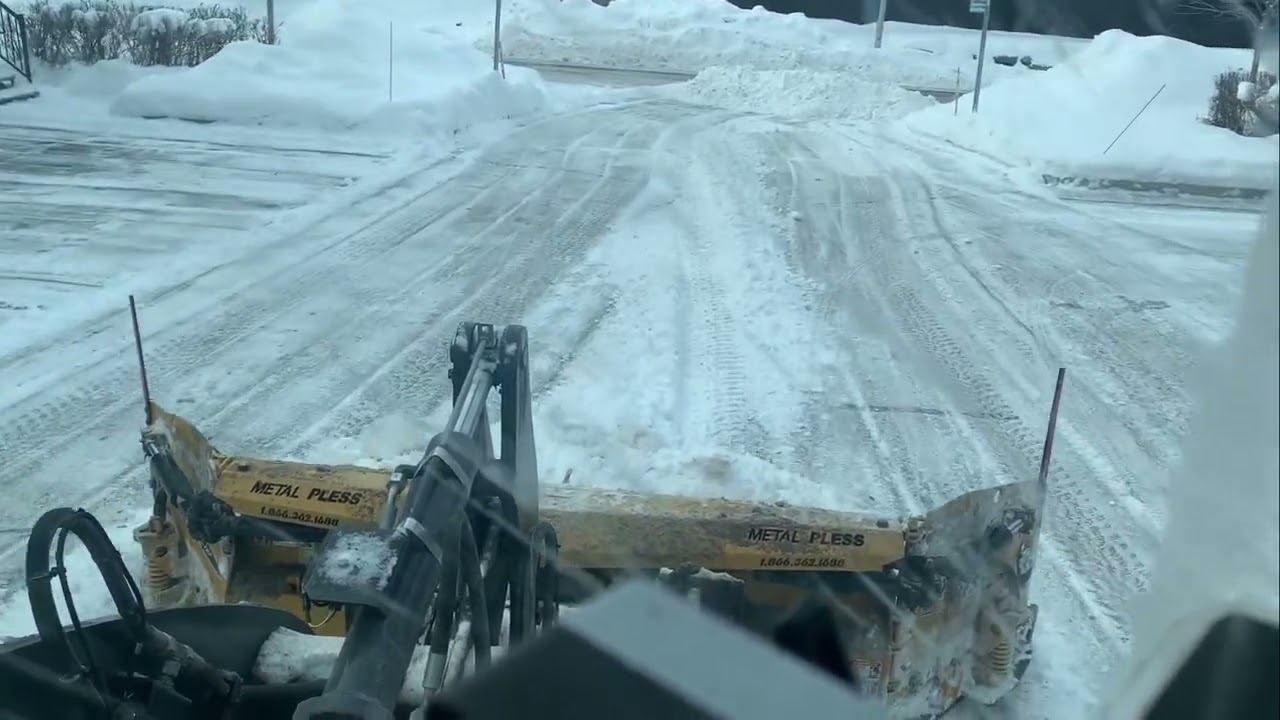 **Snow Plowing residential complex**John Deere 244L/ Metal pless