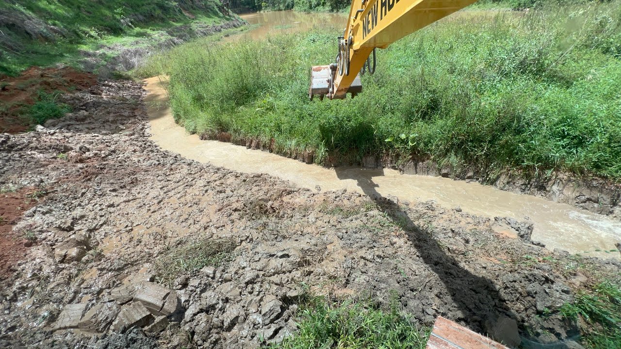 ABRINDO RIO NA FORÇA BRUTA COM ESCAVADEIRA HIDRÁULICA…muito mole e muita água.