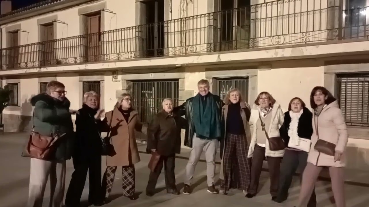 Alessandro Bassi emotiva despedida al Tenor en la localidad de Burgohondo a su salida del concierto 