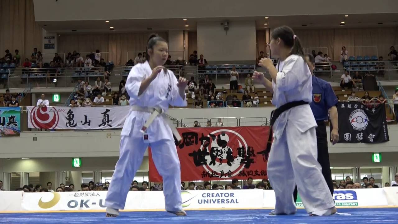 【新極真会】第30回全九州空手道選手権大会　女子決勝　荒木千咲　対　南原朱里　SHINKYOKUSHINKAI KARATE