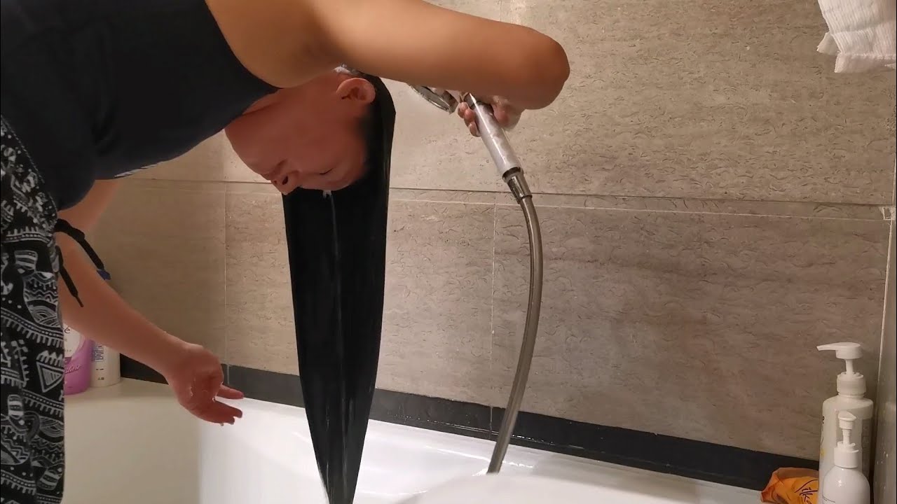BATHTUB FORWARD HAIR SHAMPOOING AND WASHING