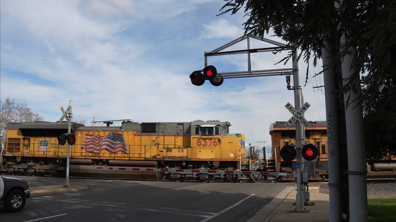 UP 8167 Manifest Train South |*New Gate Barrier LEDs* Fruitridge Rd. Railroad Crossing Sacramento CA