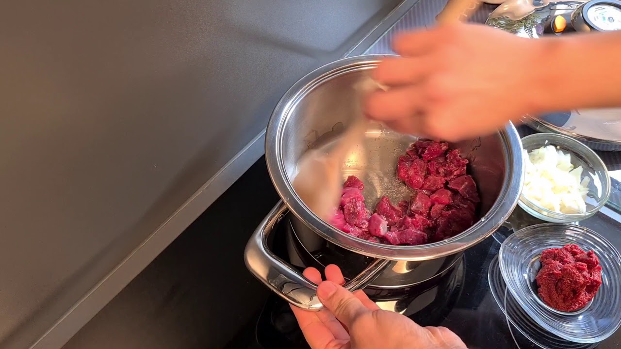 Amc  Tenceresinde  3 dakida  Etli  Bezelye  Yemegi..