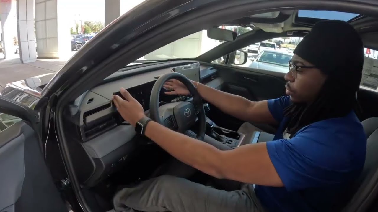 Не просто смотрите, а заявляйте! Toyota RAV4 XSE 2026 года отличается смелым двухцветным дизайном.
