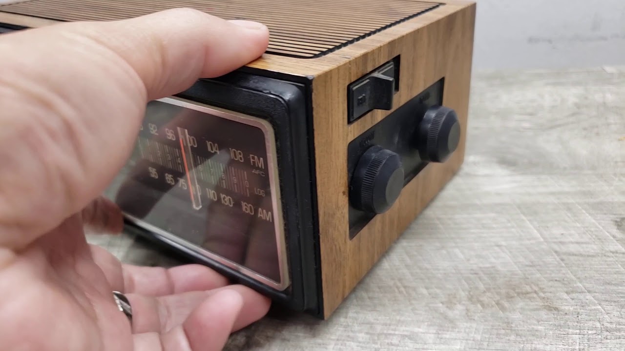 Vintage General Electric 7-4303G Flip Clock Radio