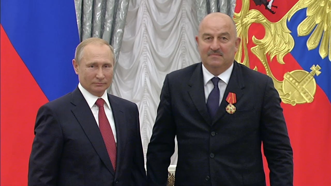 Путин наградил сборную России по футболу