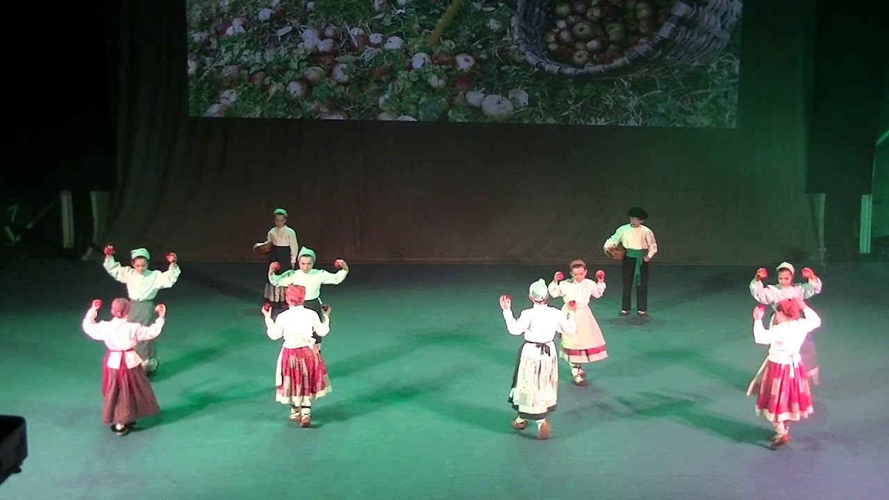 SAGAR DANTZA-HERRITIK HIRIRA-(Korosti Dantza Taldearen 2015eko Gabonetako Jaialdia)