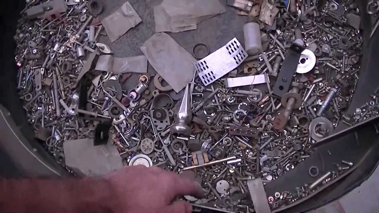 Vibrating Bowl feeder - sorting mixed screws