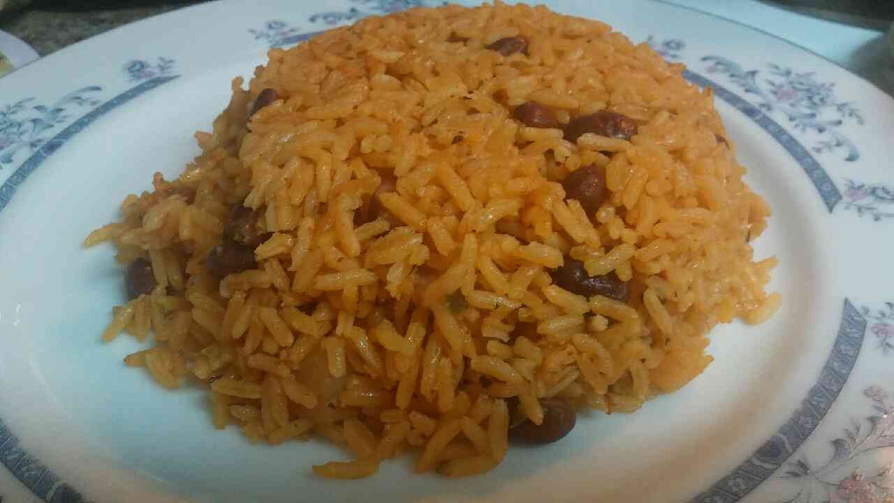 Arroz junto (colora o) con Habichuelas(Frijoles ) usando grano mediano