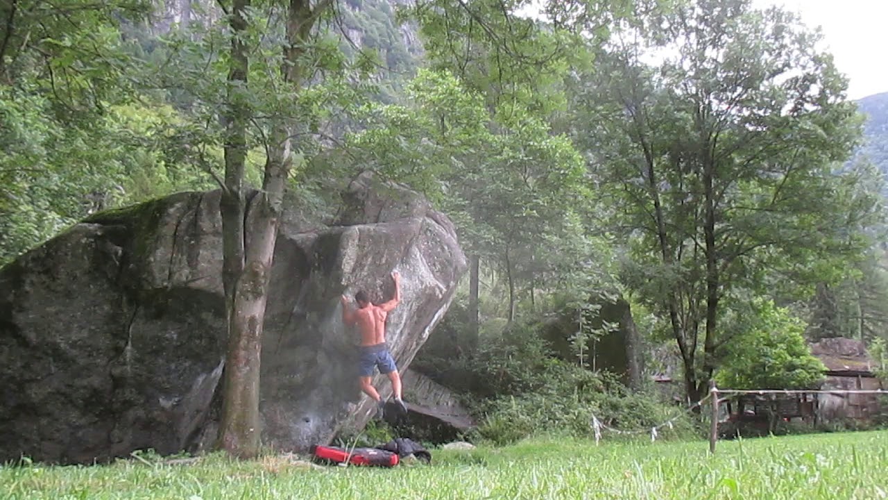Andrea si è perso sit 7B | Val Masino Bouldering