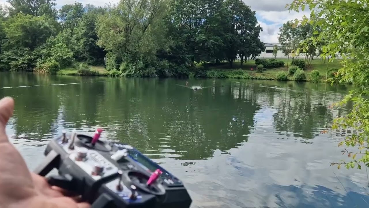 Futterboot AVA 1 mit Autopilot Kotello . Test GPS Zielgenauigkeit .