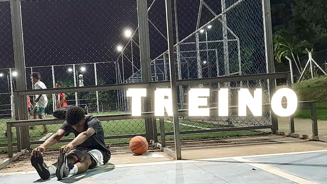 Treinando bandeja numa quadra imunda