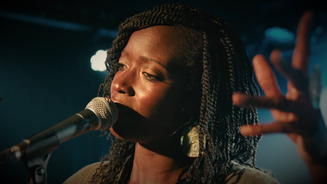 Etrange étrangère (chanson d'HK interprétée par Awa Ly) - session live