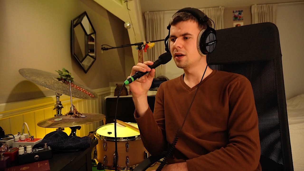 bro is singing on his beat.