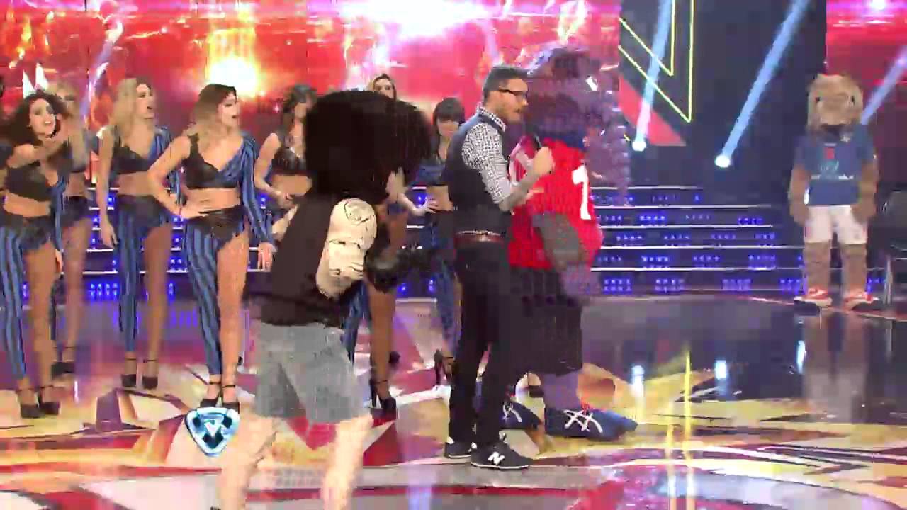 Showmatch 2014 - El Oso Arturo, a las piñas con todos