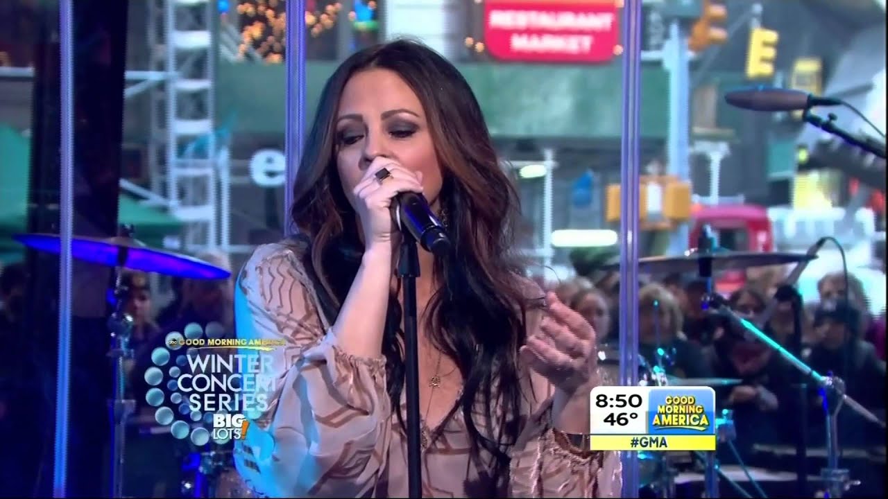 Sara Evans sings 