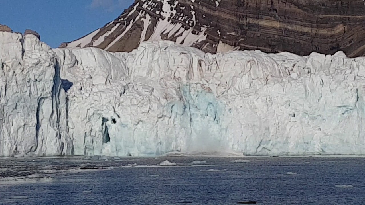 Glacier calving in Svalbard's Kongsfjorden