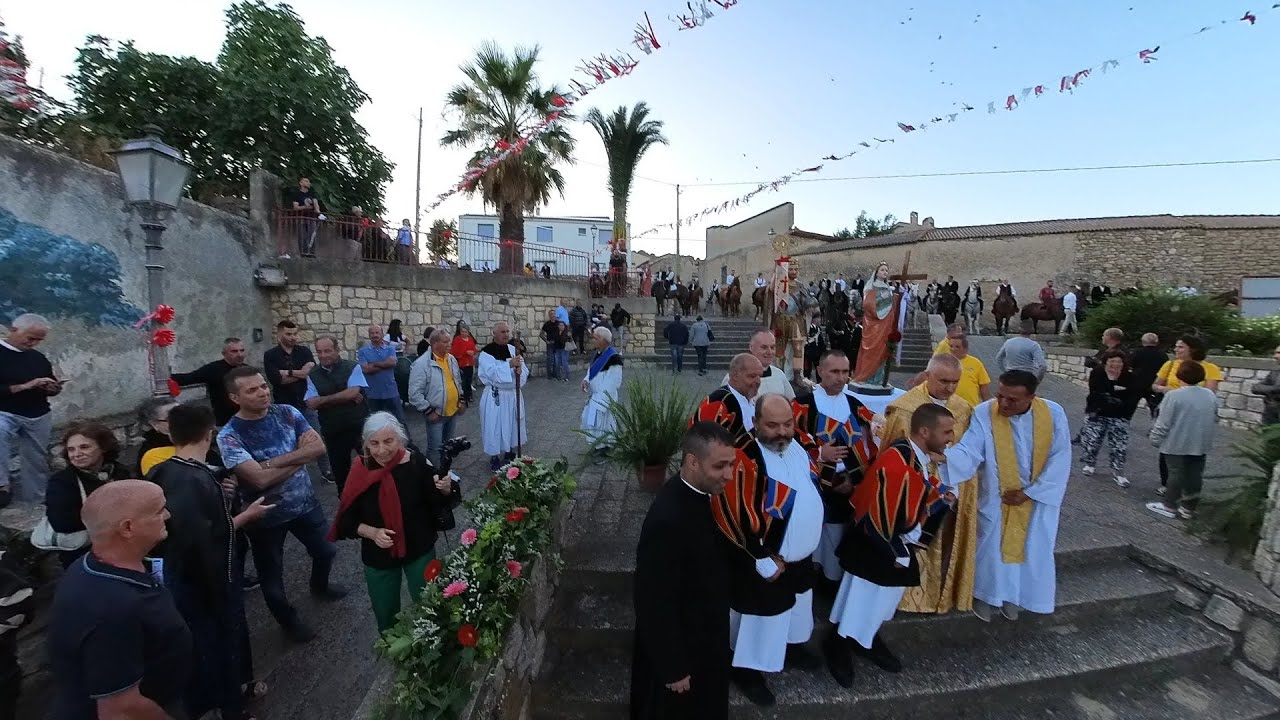Festa San Costantino e Sant'Elena 2023 a Genoni processione del 4 Agosto