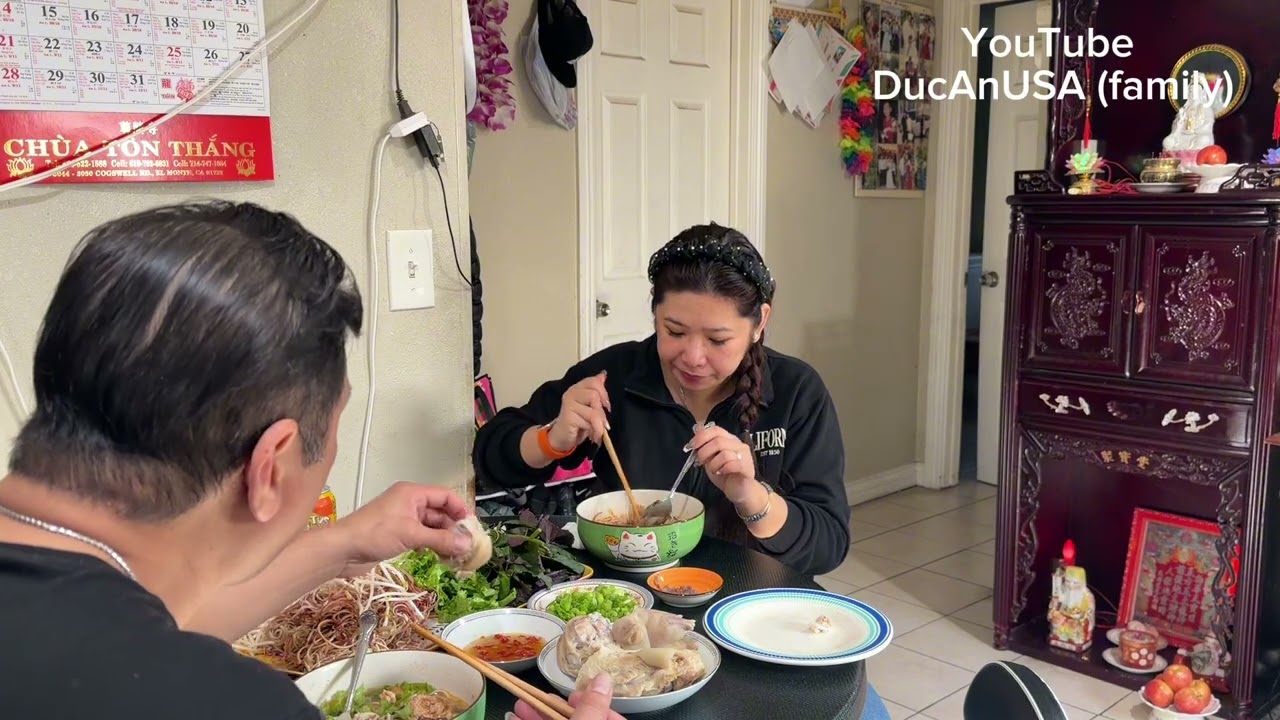 Em￼ mời cả nhà ăn bún riêu cùng với 2 vợ chồng em 🤗￼