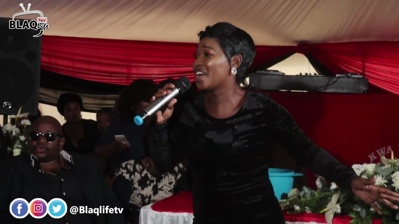 Fikile Mlomo ekhalisa abantu emnwabeni kamaka-Jumbo ngephimbo