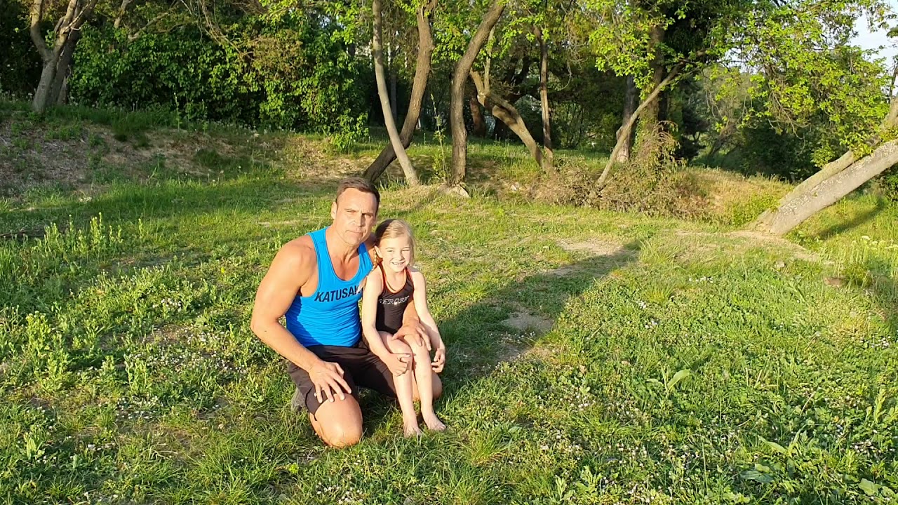 Katus Attila - Fekvőtámasz unokahúgommal, Milával.