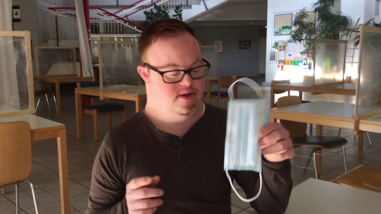 Mittagspause in der Caféteria - mit Vorsichtsmaßnahmen