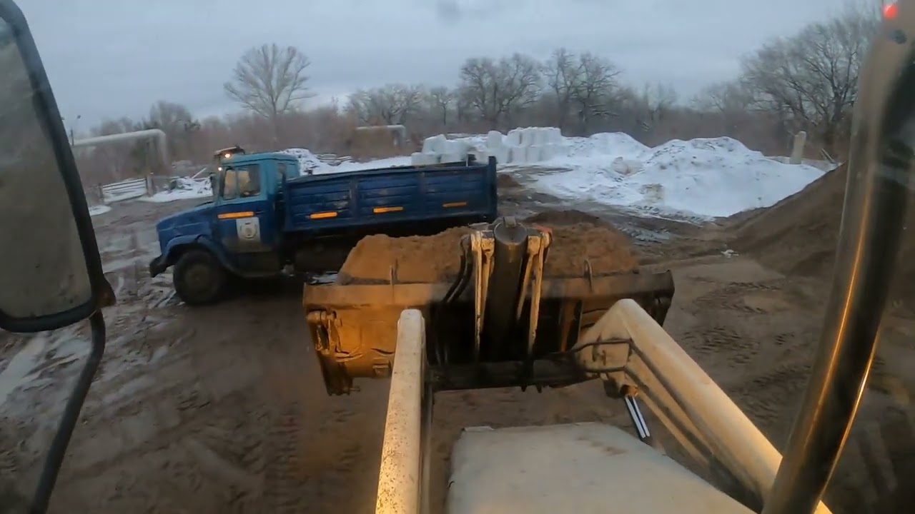 Пришла зима.Чистим прибордюрку.Приводим в порядок бульвар.