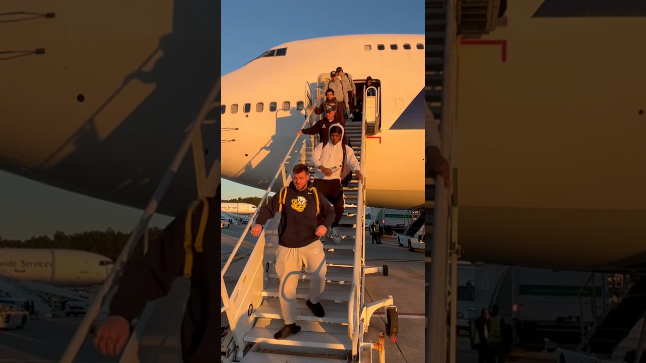 The Michigan Wolverines land in Houston for the CFP National Championship Game against Washington 〽️