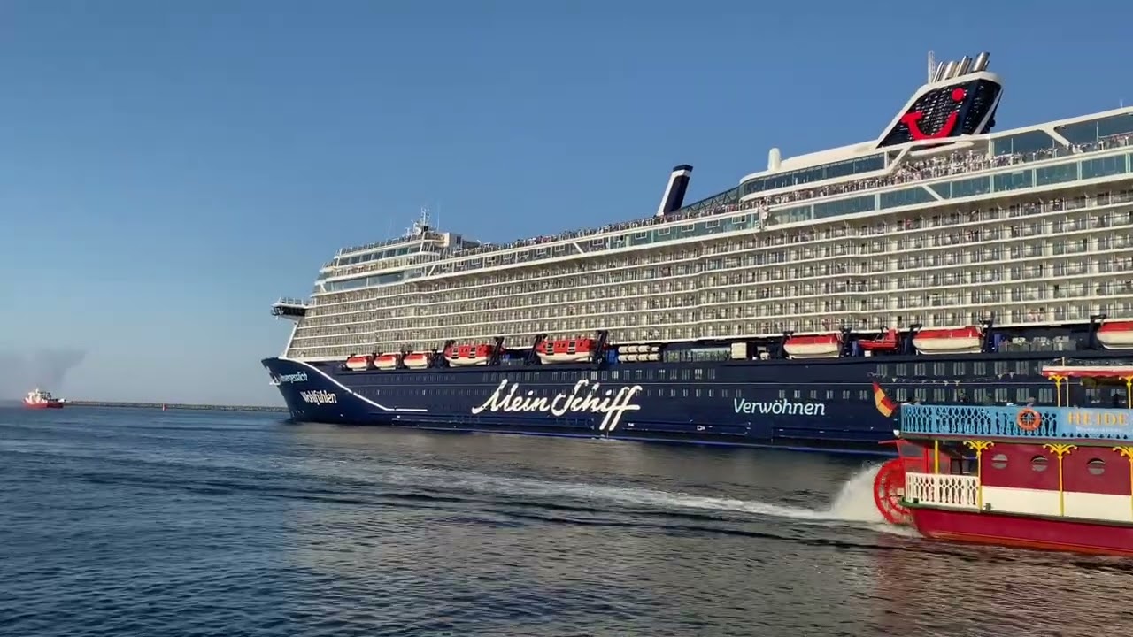 Mein Schiff 7 - Auslaufen aus Warnemünde mit Schlepperballett.