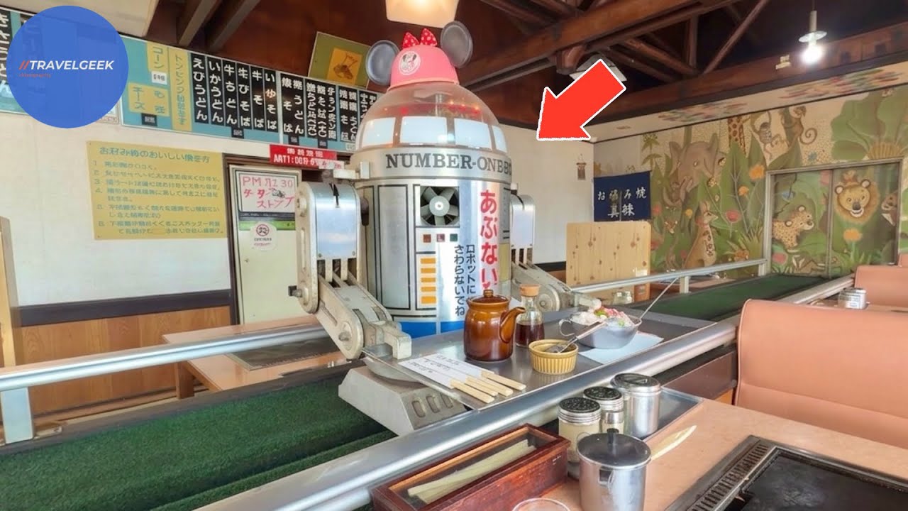 일본의 셀프 서비스 레스토랑에서 R2-D2 같은 드로이드 서버와 함께 식사하기