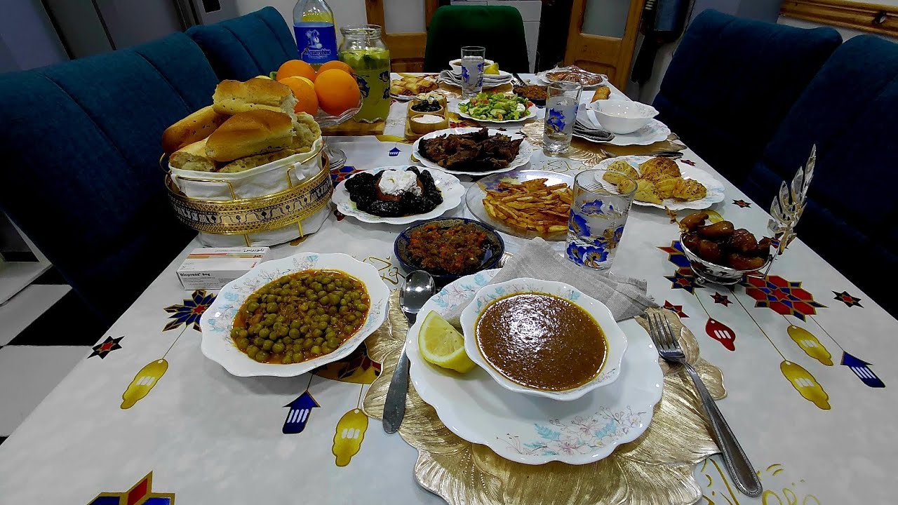 طاولتي ثاني من يوم رمضان اليوم زوجي غلبه رمضان ونوض علي هههه خرجتكم حوست بيكم شوي 