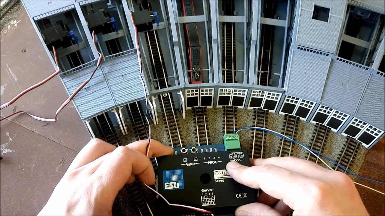 T5  Fleischmann Ringlokschuppen mit Servo Antrieb