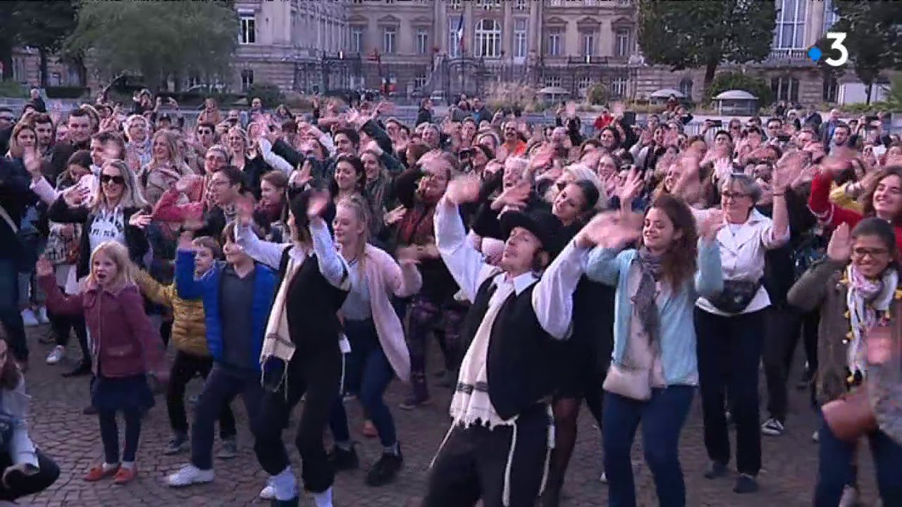 Lille : une flashmob Rabbi Jacob pour le festival Cin&eacute;Com&eacute;dies