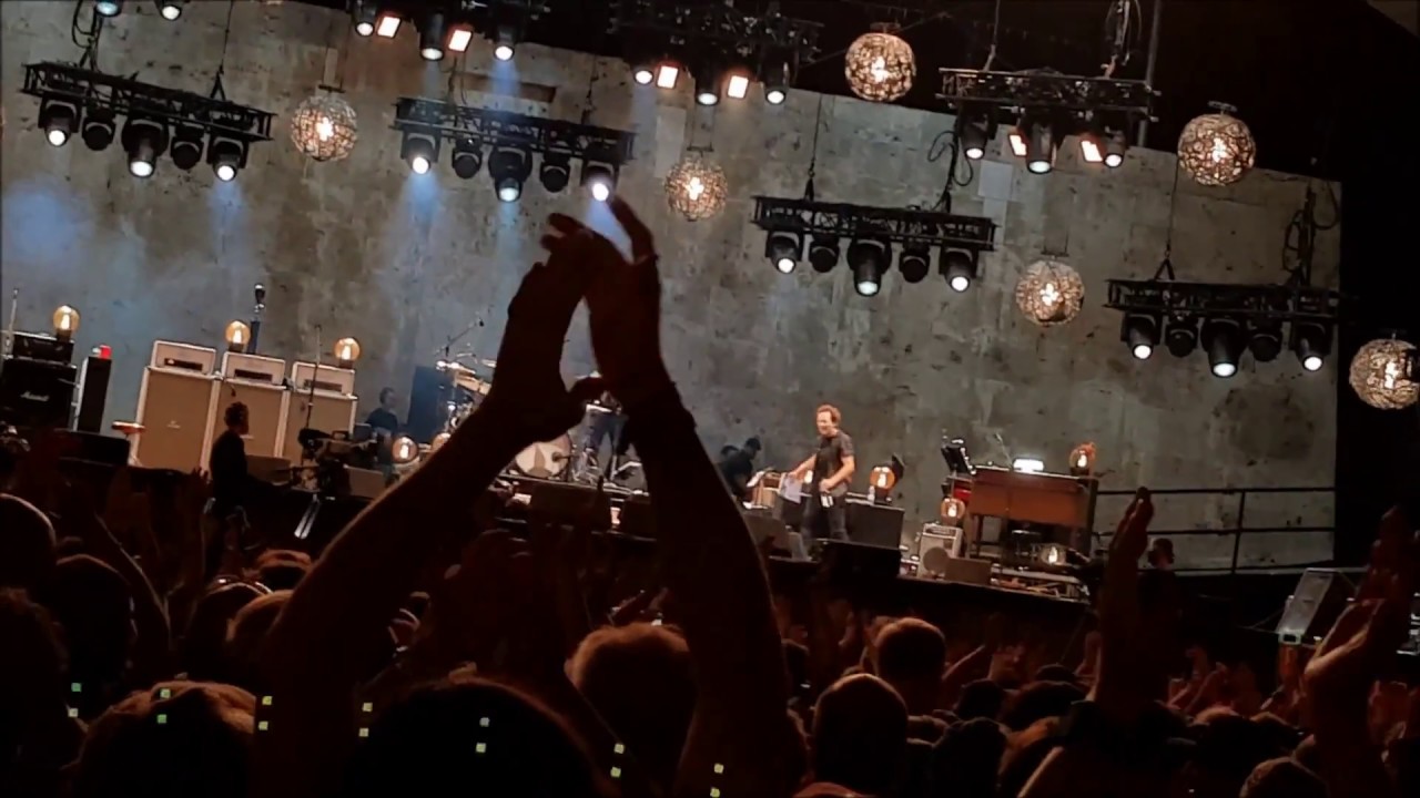 Pearl Jam - Keep on Rockin in the Free World (Waldb&uuml;hne Berlin 05.07.18)