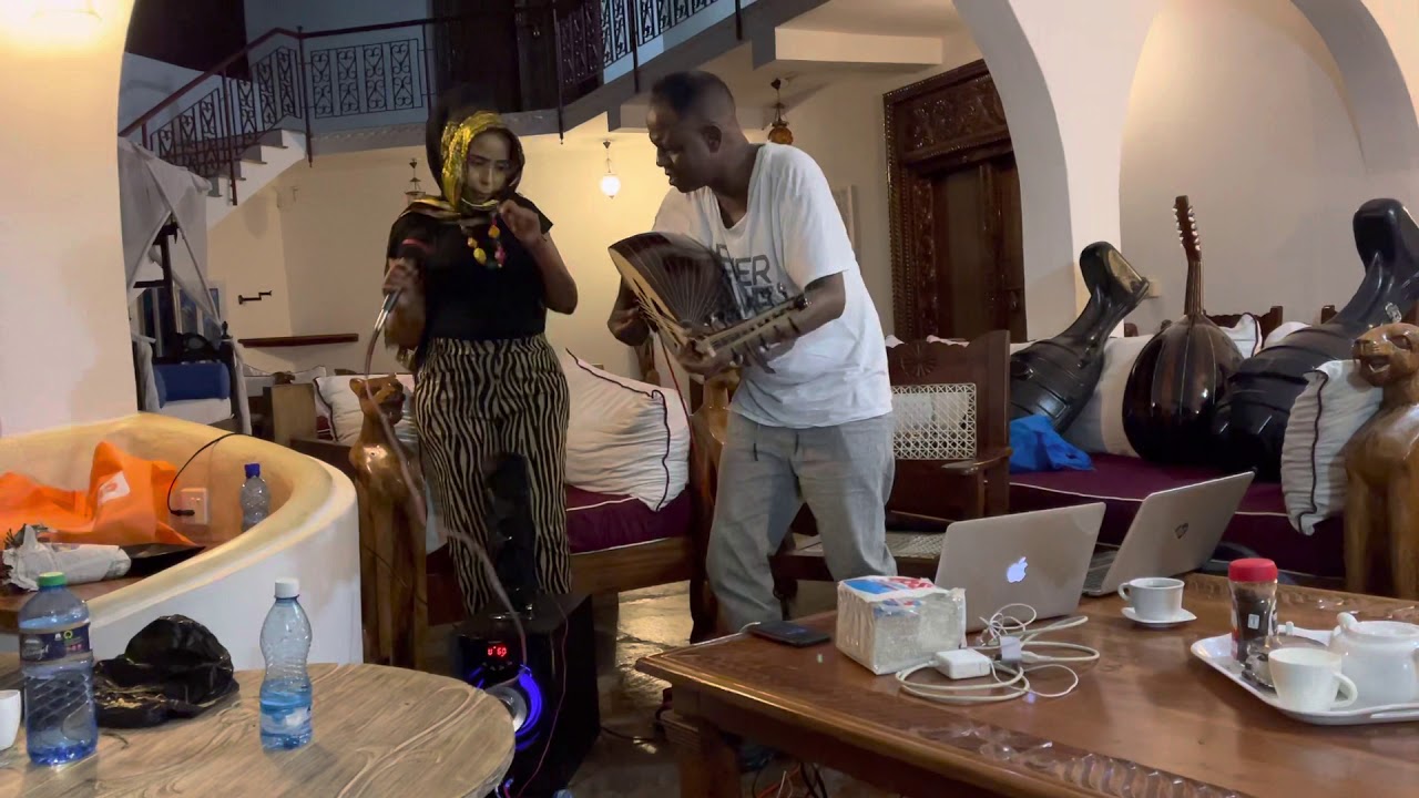 Waa xusuusti Aun xarago iyo kinsi xaaji  gacan gacan kabanku waa filfil codkuna wa hodan Africa