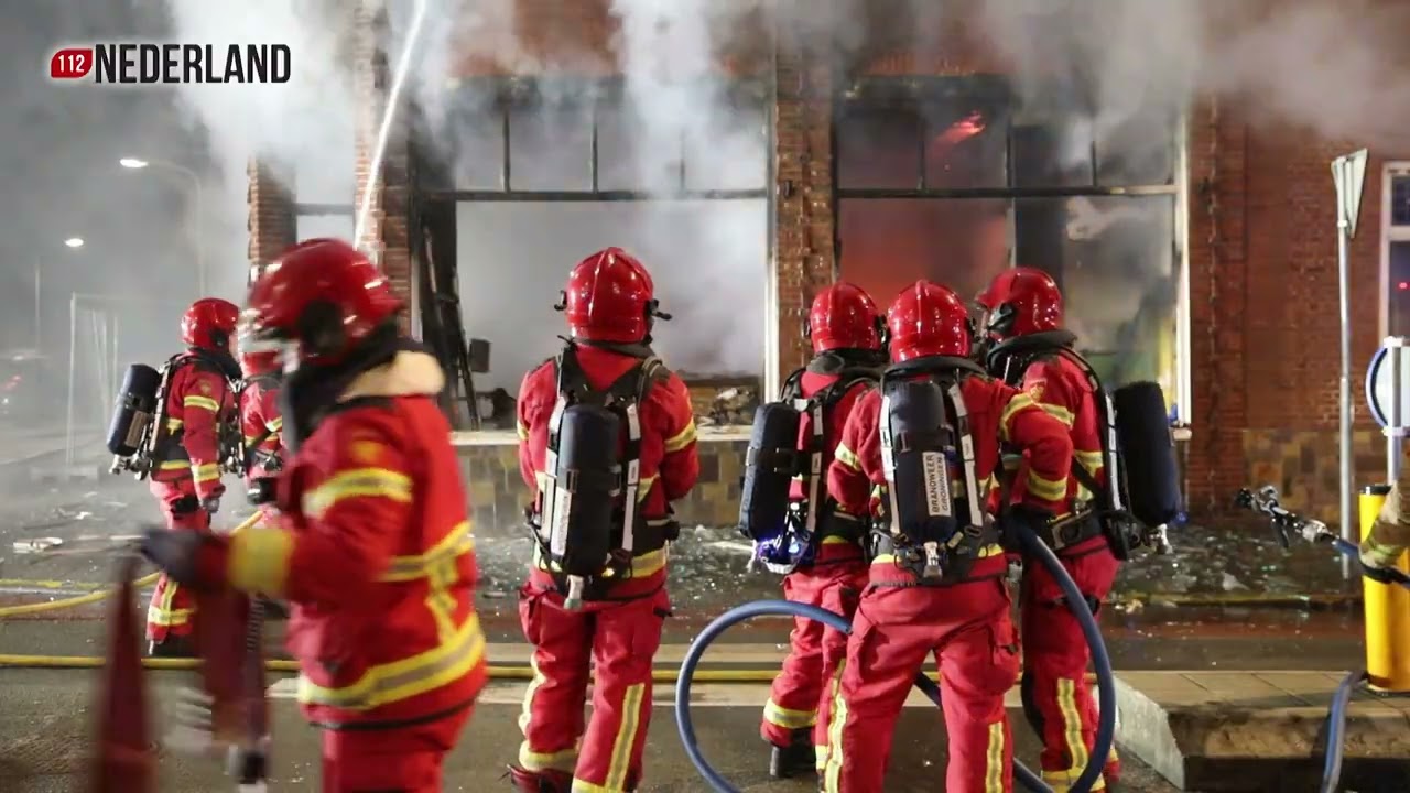 Grote uitslaande brand legt pand in de as in Veendam