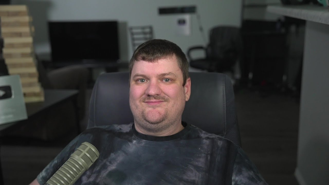 streamer shows his chair who's boss by breaking it with his large body