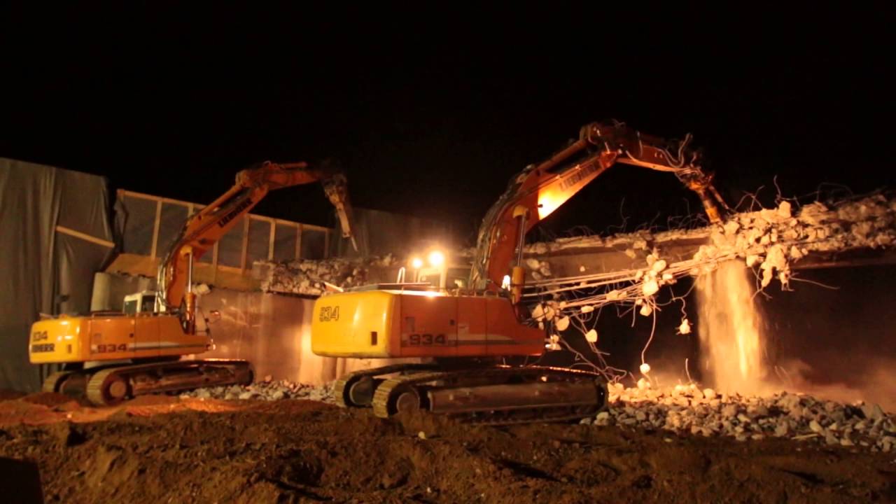 Brückenabbruch A9 bei München / Bridge Demolition, 6 LIEBHERR Excavators