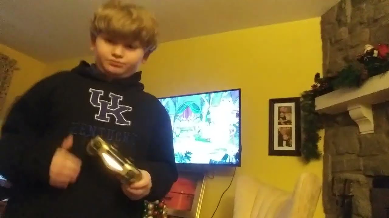 Eli playing cuphead