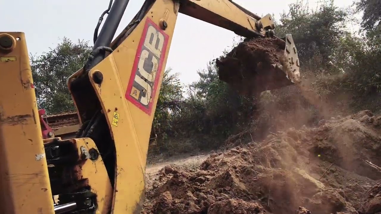 JCB se Mati load kar raha hai tractor mein Khushi Khushi Dekho 🥰