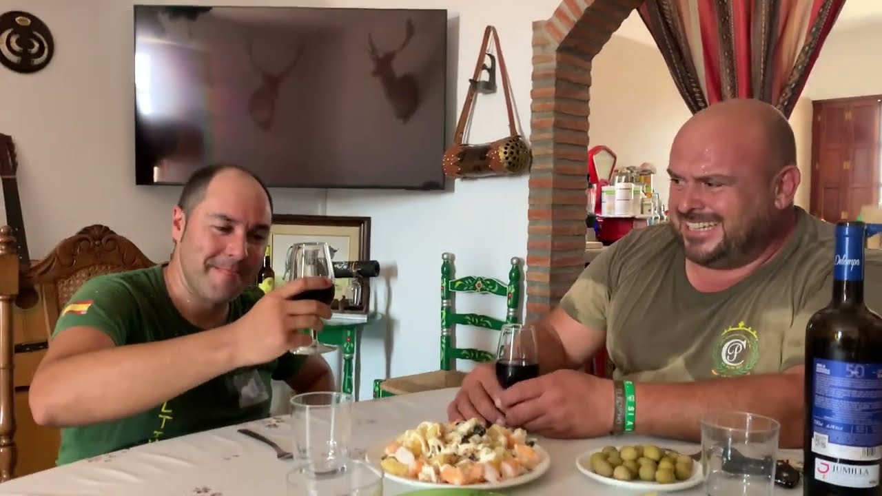 Camperos alfinal han acabado el monton de la leña.Del mismo modo vamos a ponerle el almuerzo👍😘❤️