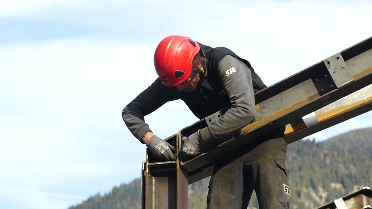 Construction d'un chalet métallique contemporain en Valais