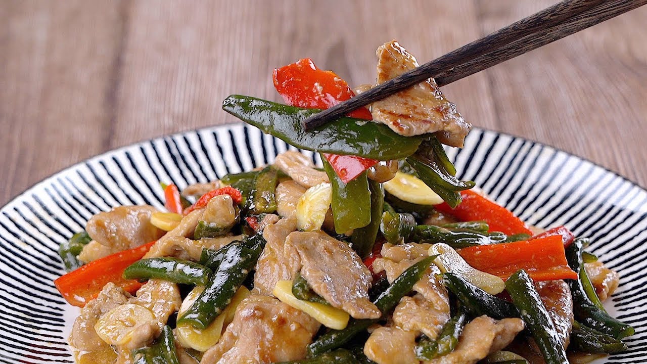 【1mintips】只要有肉片，利用剝皮辣椒調味，快炒下飯菜十分鐘上桌！！剝皮辣椒的神奇妙用，讓你十分鐘上菜～