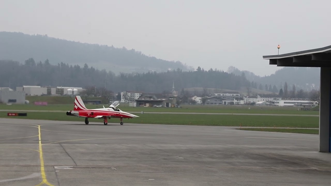 Die Tiger der Patrouille Suisse verlassen die Hallen in Emmen