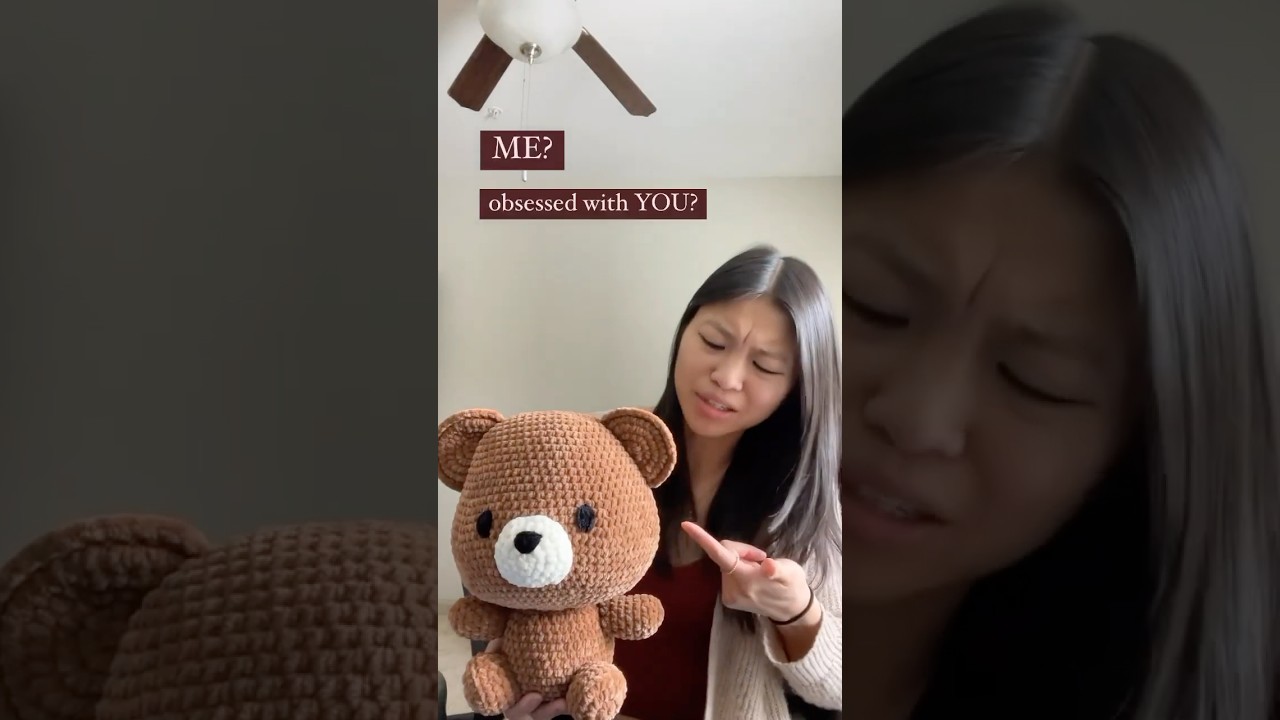 Я просто в восторге от этого гигантского плюшевого мишки! 🐻💖 