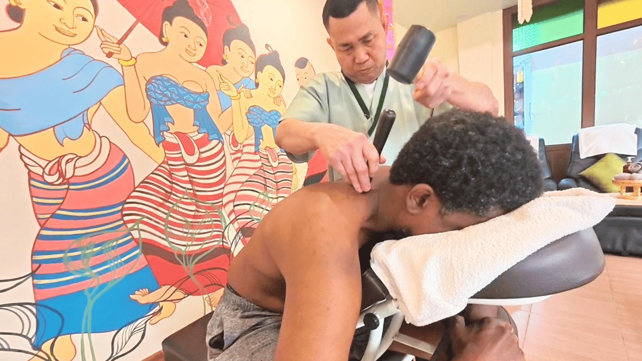 ASMR: INTENSE Thai Tok Sen Massage of Back Neck Shoulders I Wasn&rsquo;t Ready &ndash; Bangkok 🇹🇭